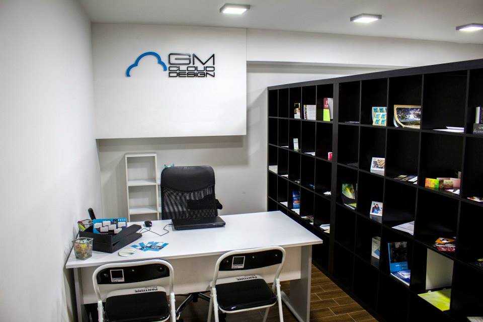 Interior de l'oficina de GM Cloud Design ubicada a Palafrugell (Centre Comercial Cavallers, 28-30. Local 35